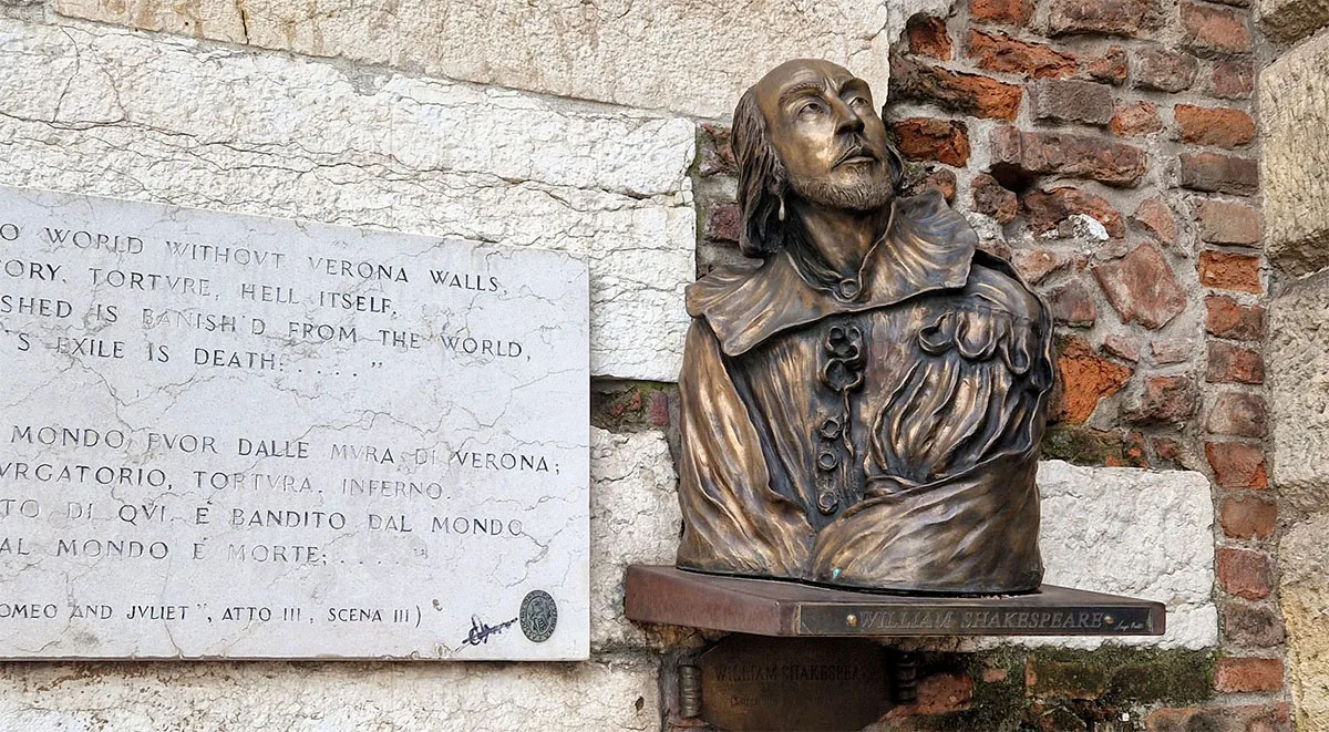 The bronze statue of William Shakespeare in the centre of Verona