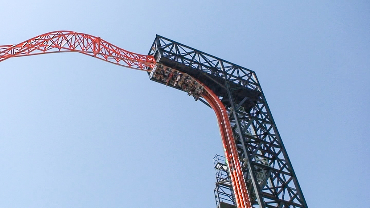 The vertical lift hill and sky loop element of the Abismo roller coaster