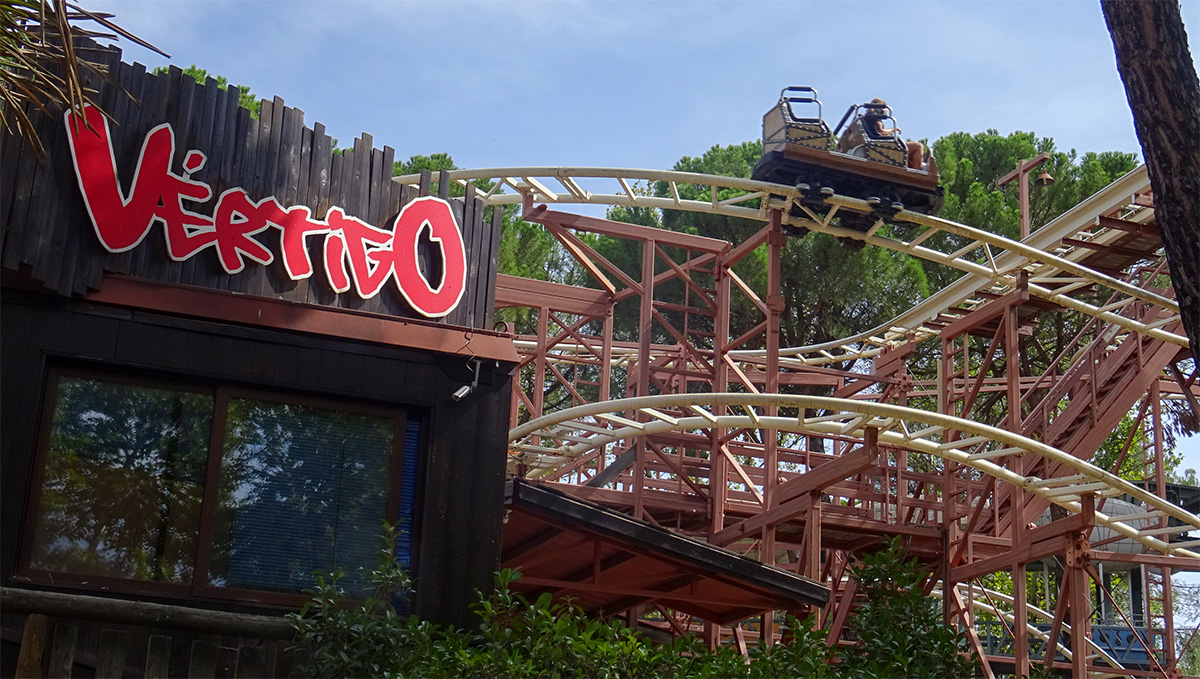 The tight hairpin turns of the Vértigo wild mouse roller coaster