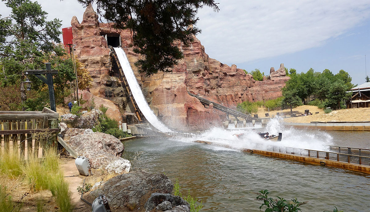 A boat splashing down the final drop of the Rio Bravo log flume ride in the Old West Territory