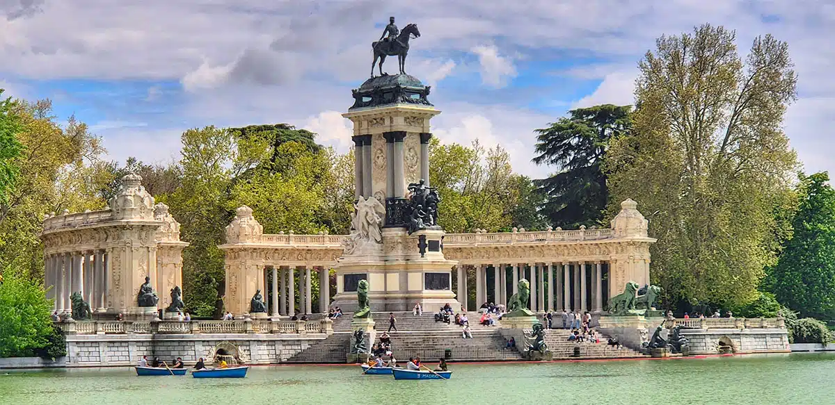 Boating lake and monument in El Retiro Park - Madrid Travel Guide