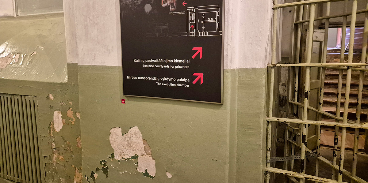 A sign pointing to the execution chamber in the KGB Museum Vilnius