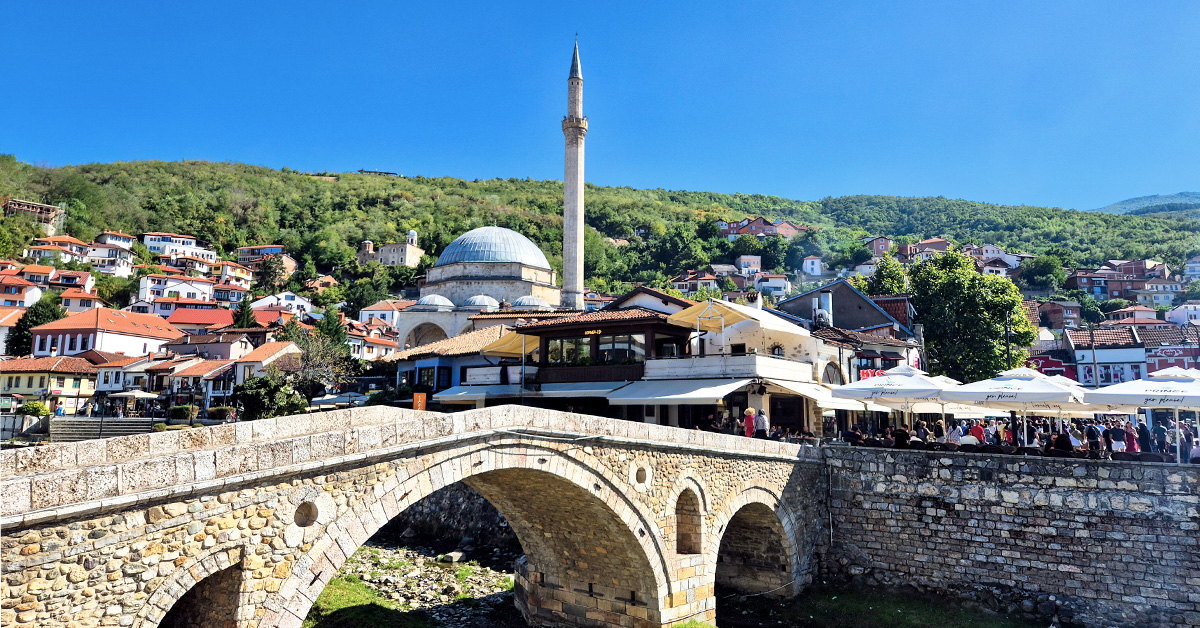 An image of the stone bridge in Prizren with the mosque in the background