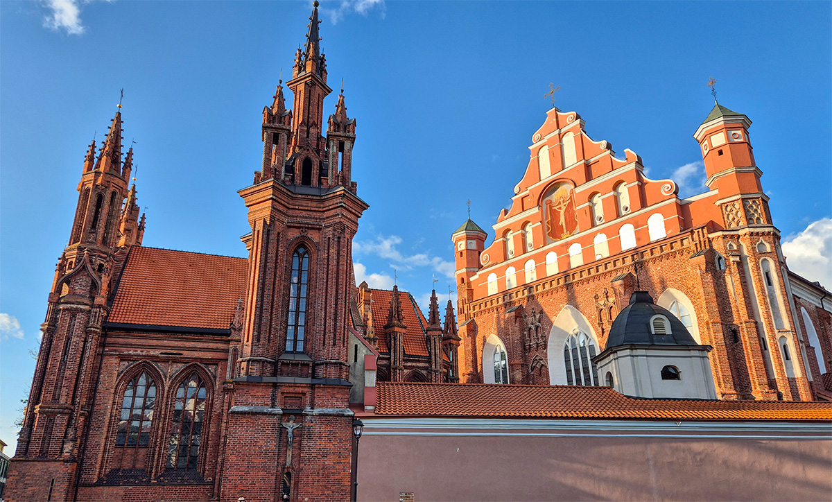 St Anne's Church and the Church of St Francis of Assisi in the Vilnius Old Town - Vilnius Travel Guide