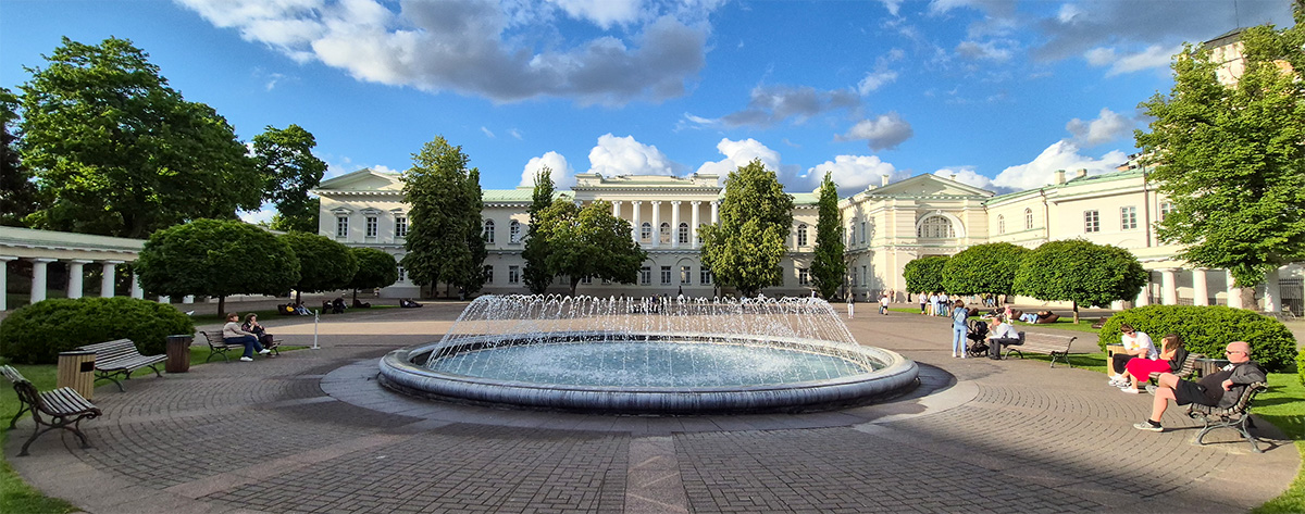 The courtyard and dancing fountain of the Presidential Palace - Vilnius Travel Guide